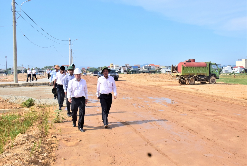 thua thien hue chu tich tinh truc tiep kiem tra don doc cac du an trong diem