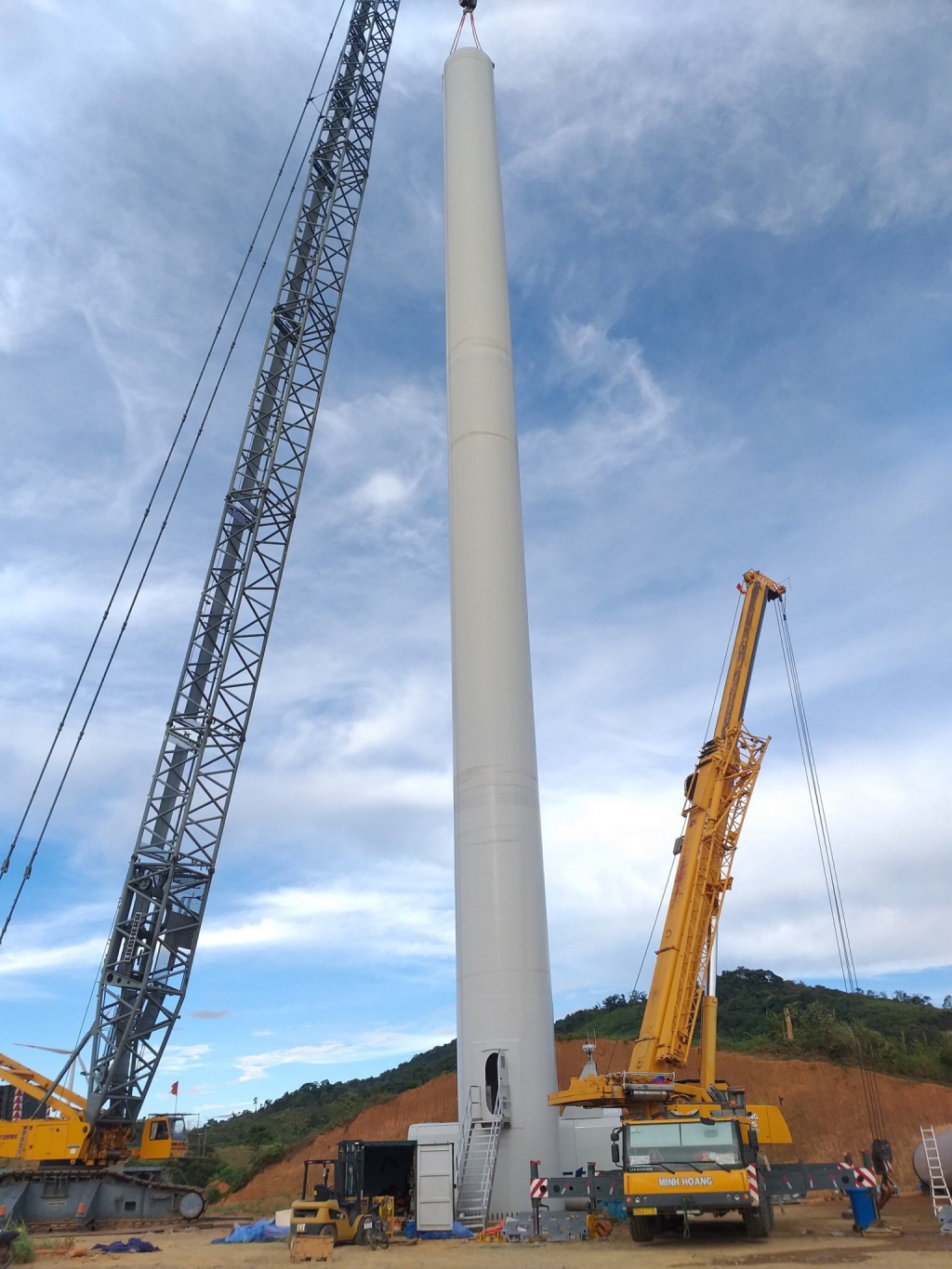 nhung canh quat khong lo tren canh dong dien gio huong linh