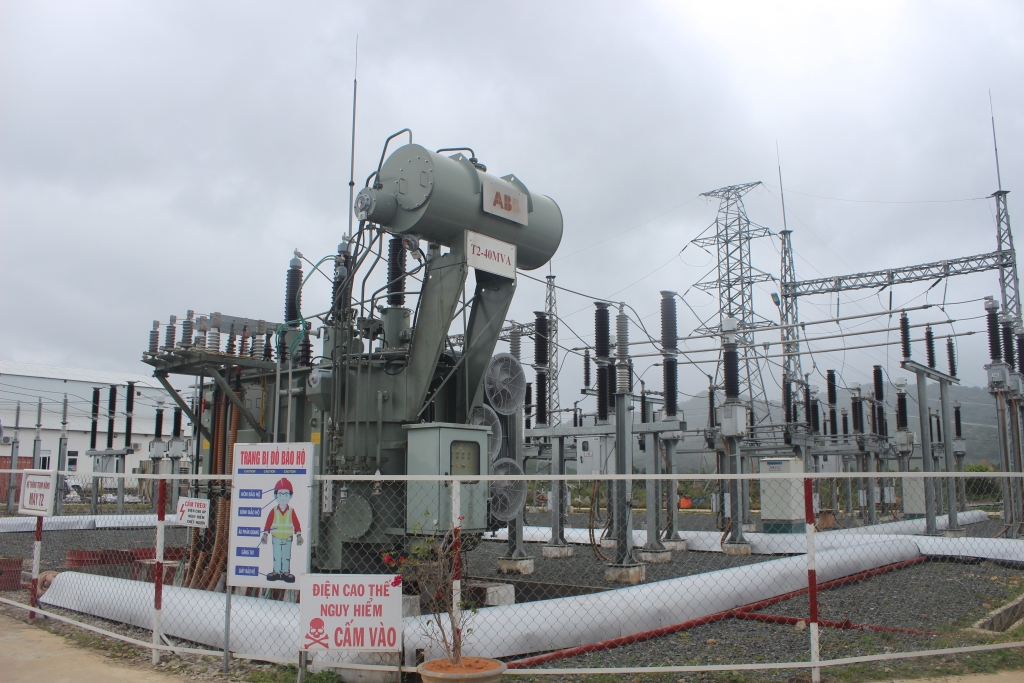 nhung canh quat khong lo tren canh dong dien gio huong linh