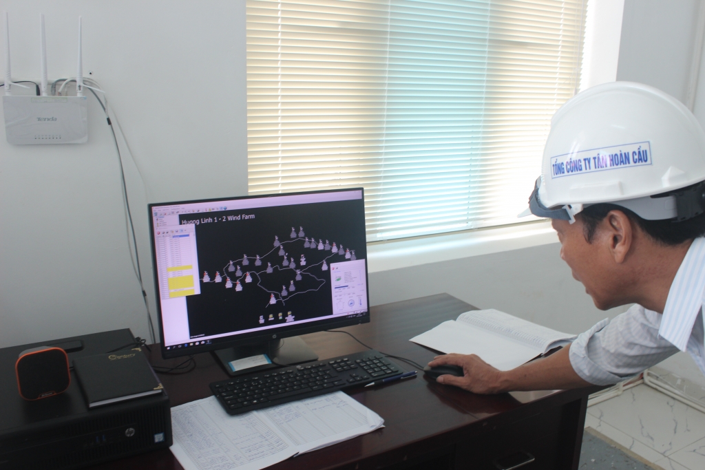 nhung canh quat khong lo tren canh dong dien gio huong linh