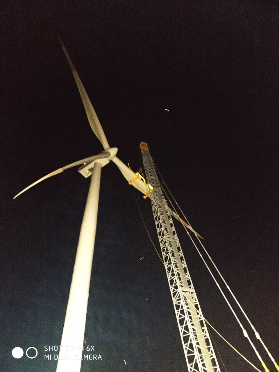 nhung canh quat khong lo tren canh dong dien gio huong linh