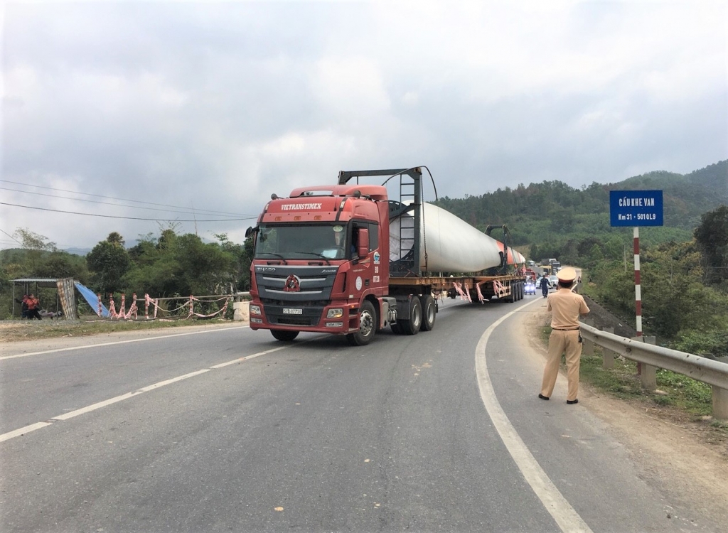 nhung canh quat khong lo tren canh dong dien gio huong linh