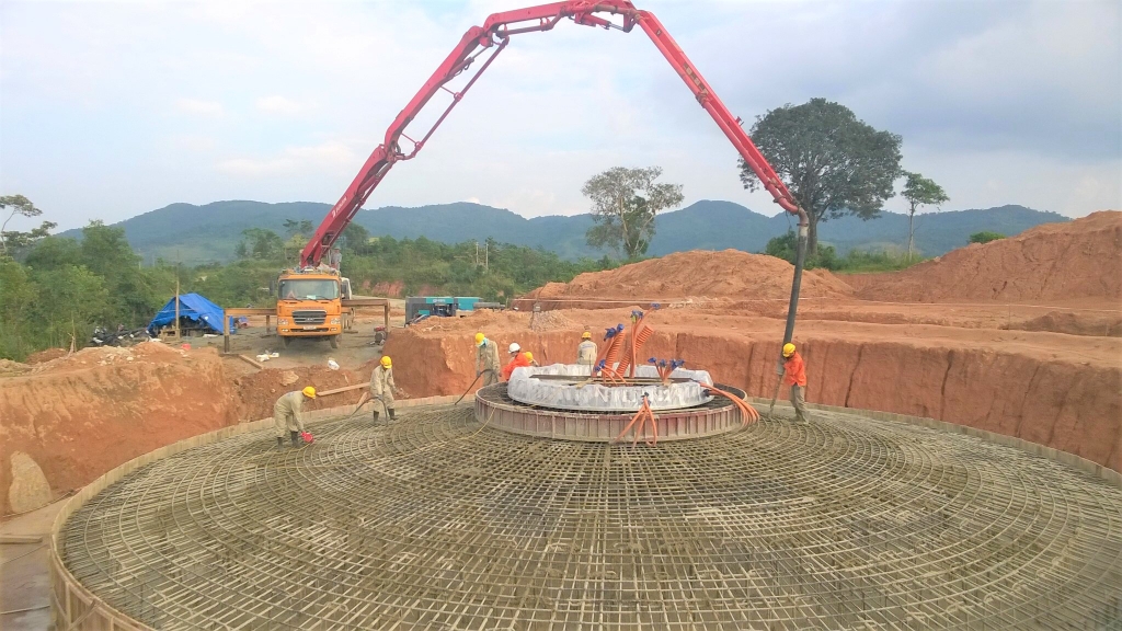 nhung canh quat khong lo tren canh dong dien gio huong linh