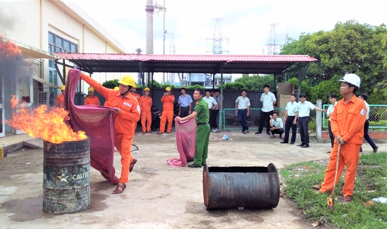 PC Quảng Bình: Hơn 200 cán bộ, công nhân viên được huấn luyện PCCC và CNCH pc quang binh hon 200 can bo cong nhan vien duoc huan luyen pccc va cnch