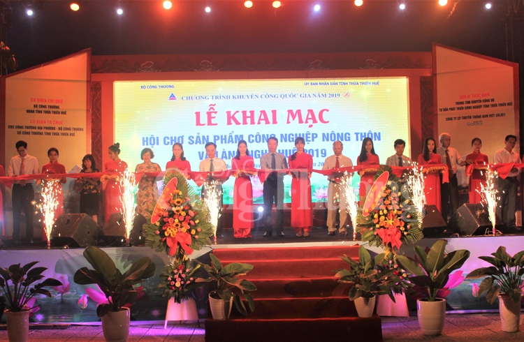 Hơn 300 gian hàng tại Hội chợ sản phẩm công nghiệp nông thôn và làng nghề Huế 2019 thua thien hue hon 300 gian hang tai hoi cho san pham cong nghiep nong thon va lang nghe hue 2019