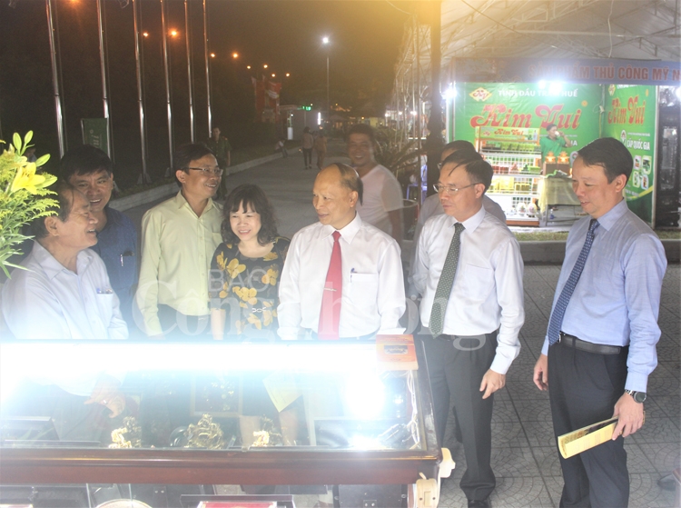 Hơn 300 gian hàng tại Hội chợ sản phẩm công nghiệp nông thôn và làng nghề Huế 2019 thua thien hue hon 300 gian hang tai hoi cho san pham cong nghiep nong thon va lang nghe hue 2019