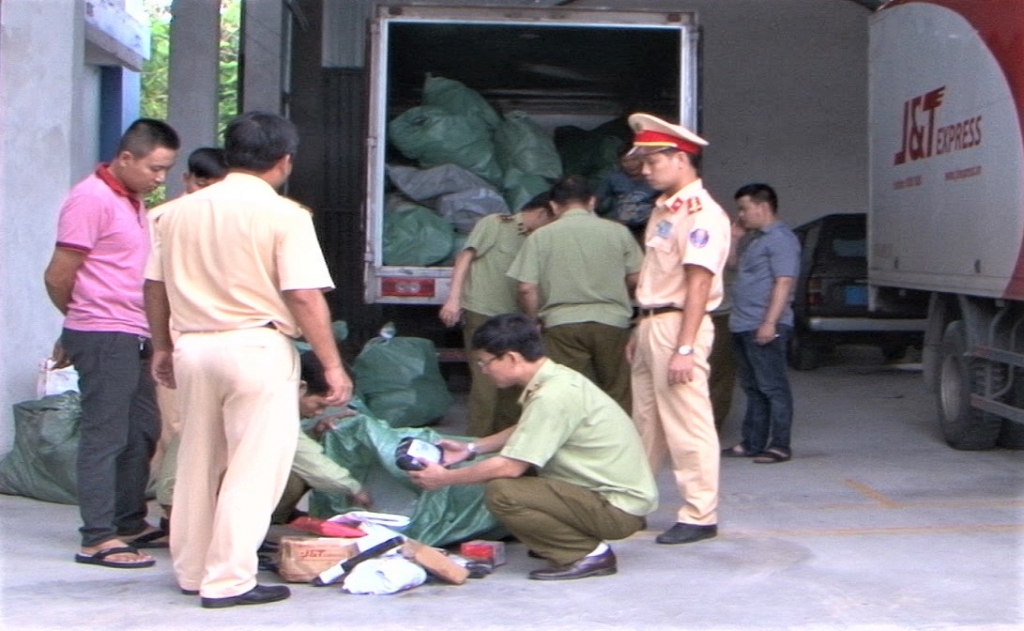 thua thien hue bat giu 2 xe o to cho hang nhap lau tri gia 500 trieu dong