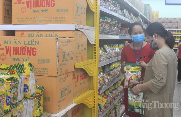 thua thien hue theo doi chat che thi truong khong de xay ra tinh trang khan hang sot gia