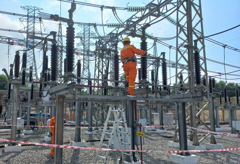 Truyền tải điện Thừa Thiên Huế: Đảm bảo an toàn hệ thống truyền tải điện trong mùa nắng nóng