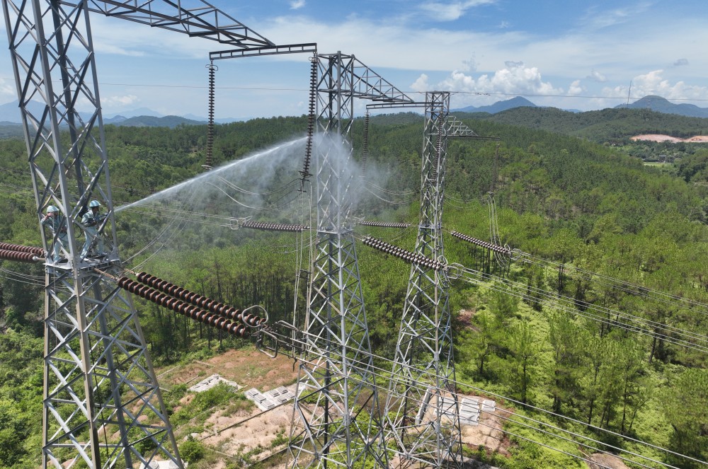 Truyền tải điện Thừa Thiên Huế: Đảm bảo an toàn hệ thống truyền tải điện trong mùa nắng nóng