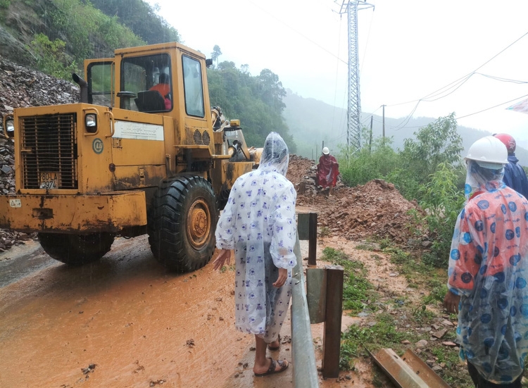 Miền Trung: Thiệt hại nặng nề do mưa lũ mien trung 3 nguoi mat tich hang tram ngoi nha bi ngap lut do mua lu