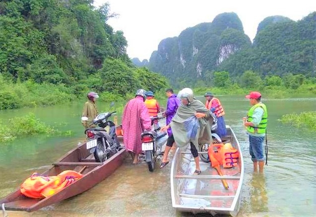 Miền Trung: Thiệt hại nặng nề do mưa lũ mien trung 3 nguoi mat tich hang tram ngoi nha bi ngap lut do mua lu