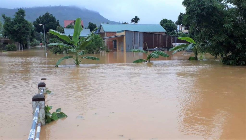Miền Trung: Thiệt hại nặng nề do mưa lũ mien trung 3 nguoi mat tich hang tram ngoi nha bi ngap lut do mua lu