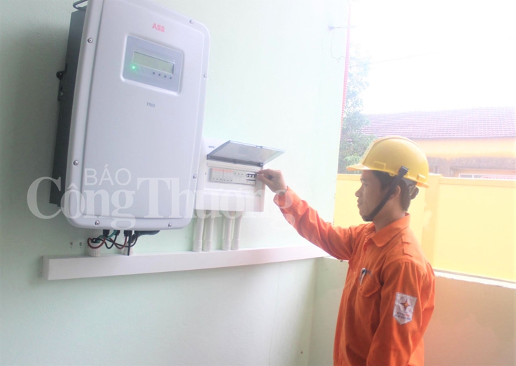 EVNCPC trao tặng hệ thống điện mặt trời áp mái nhà cho Trường dân tộc nội trú Lệ Thủy evncpc trao tang he thong dien mat troi ap mai nha cho truong dan toc noi tru le thuy