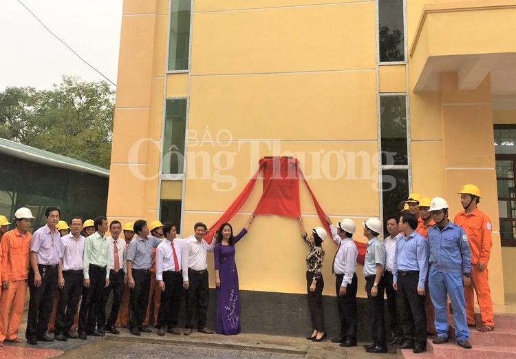 EVNCPC trao tặng hệ thống điện mặt trời áp mái nhà cho Trường dân tộc nội trú Lệ Thủy evncpc trao tang he thong dien mat troi ap mai nha cho truong dan toc noi tru le thuy