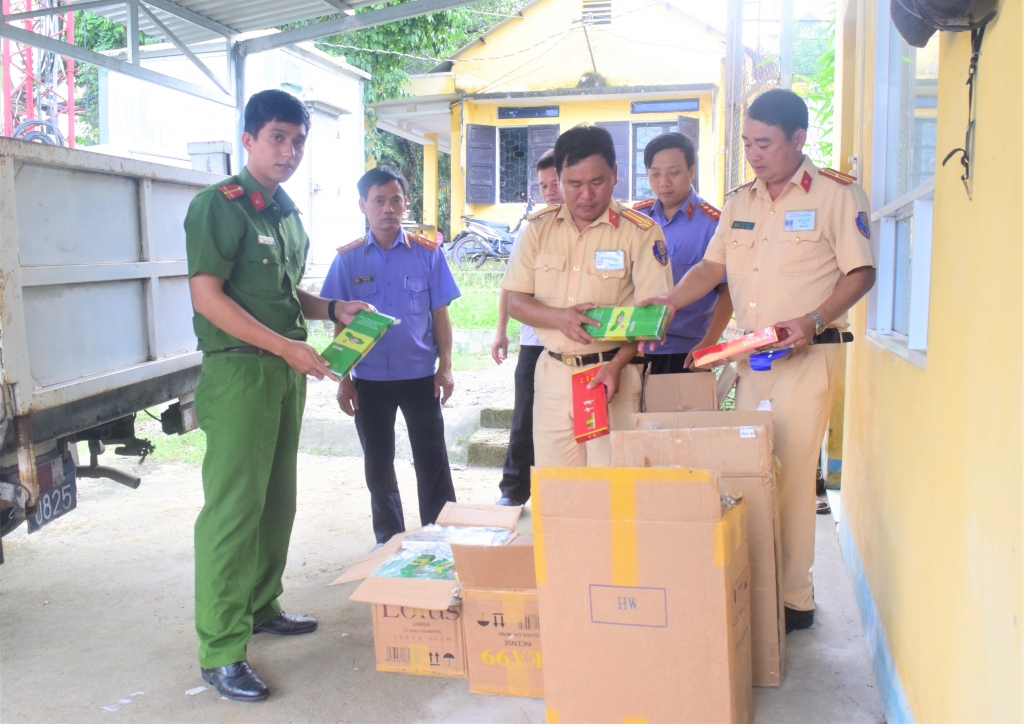 Thừa Thiên Huế: Khởi tố tài xế ô tô chở hơn 26 ngàn gói thuốc lá nhập lậu thua thien hue khoi to tai xe o to cho hon 26 ngan goi thuoc la nhap lau