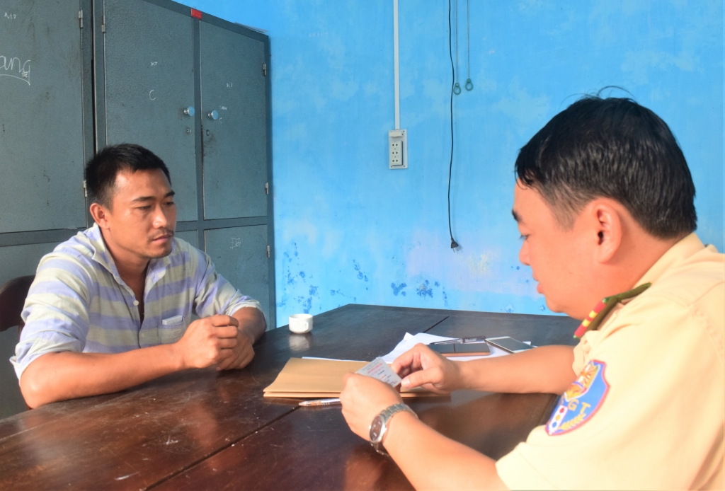 Thừa Thiên Huế: Khởi tố tài xế ô tô chở hơn 26 ngàn gói thuốc lá nhập lậu thua thien hue khoi to tai xe o to cho hon 26 ngan goi thuoc la nhap lau