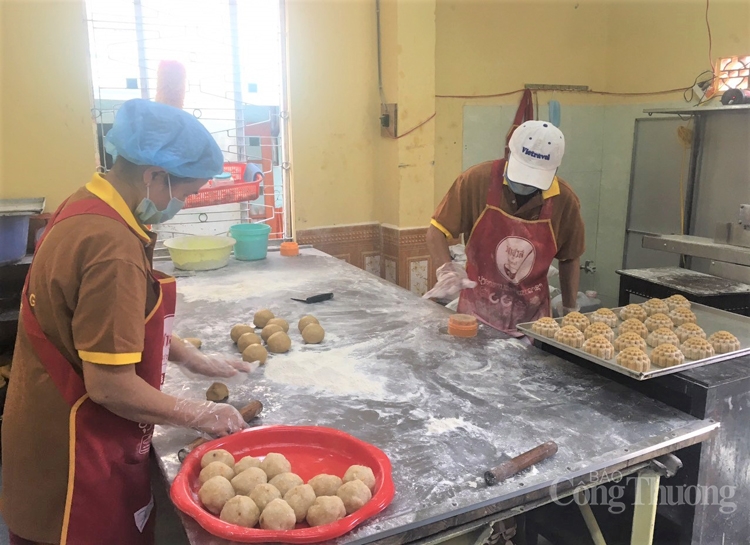 Cục QLTT Thừa Thiên Huế: Lập 4 đoàn kiểm tra các cơ sở sản xuất, kinh doanh bánh trung thu