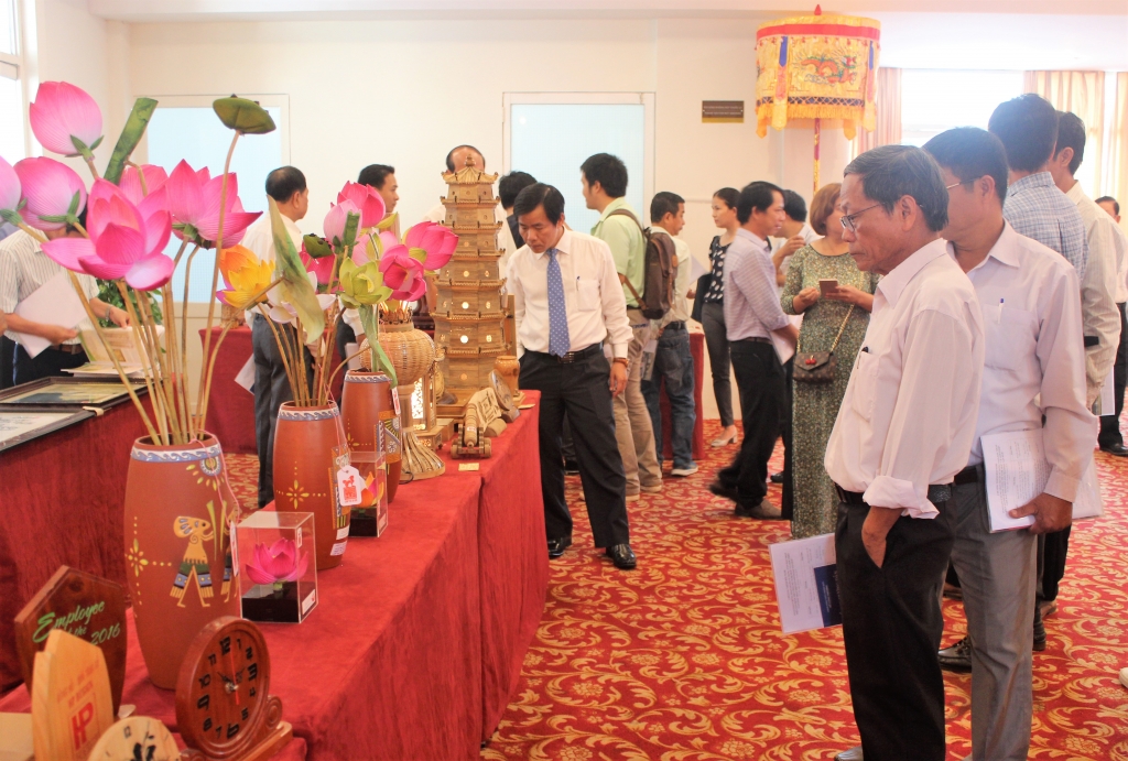 Cấp chứng nhận "Con dấu nhận diện sản phẩm thủ công mỹ nghệ Huế" cho 18 sản phẩm cap chung nhan con dau nhan dien san pham thu cong my nghe hue cho 18 san pham