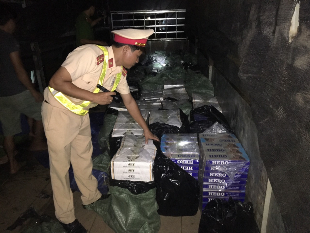 Thừa Thiên Huế: Bắt giữ hơn 24.000 gói thuốc lá nhập lậu thua thien hue bat giu hon 24000 goi thuoc la nhap lau