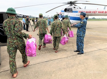 Thừa Thiên Huế: Tiếp tế hàng thiết yếu bằng trực thăng cho công nhân thủy điện A Lin 2