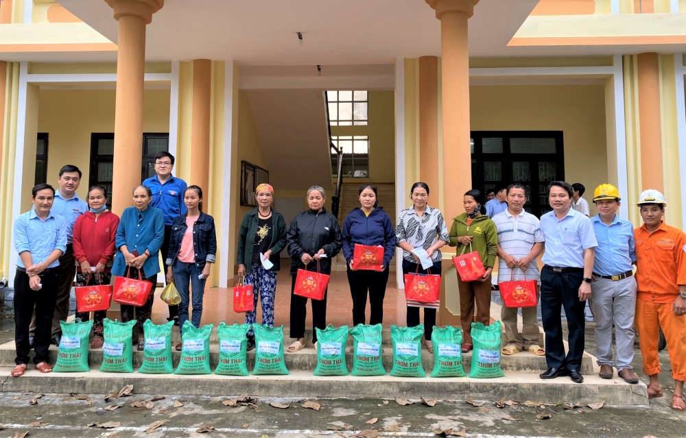 PC Quảng Bình: Tặng quà cho người dân bị ảnh hưởng do lũ lụt