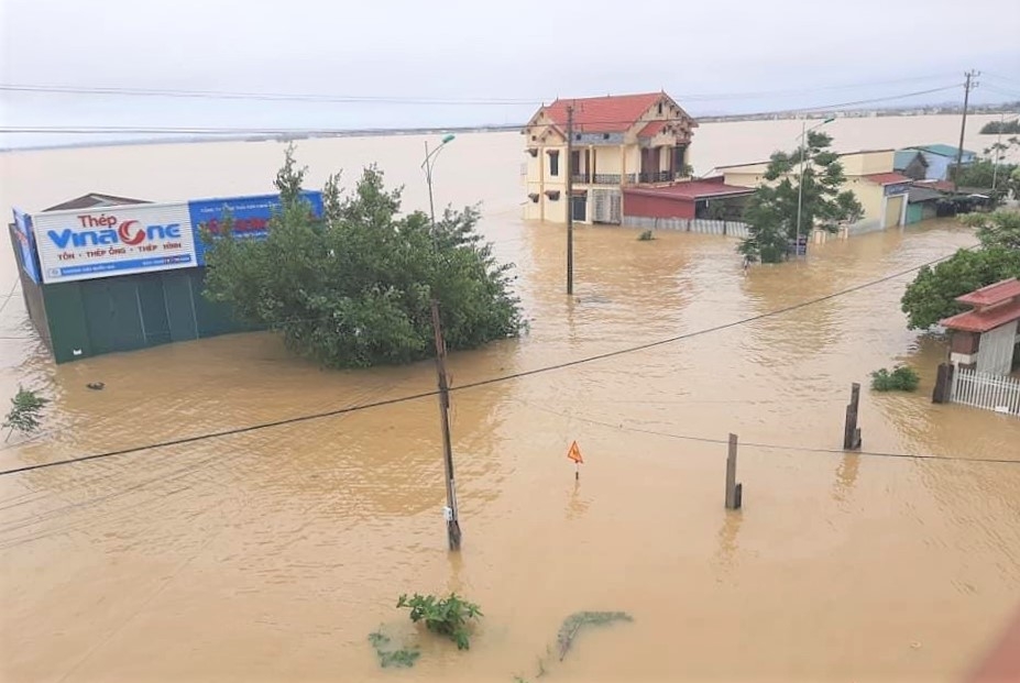 Quảng Bình: Mưa to giao thông chia cắt, nhiều hồ chứa có nguy cơ mất an toàn