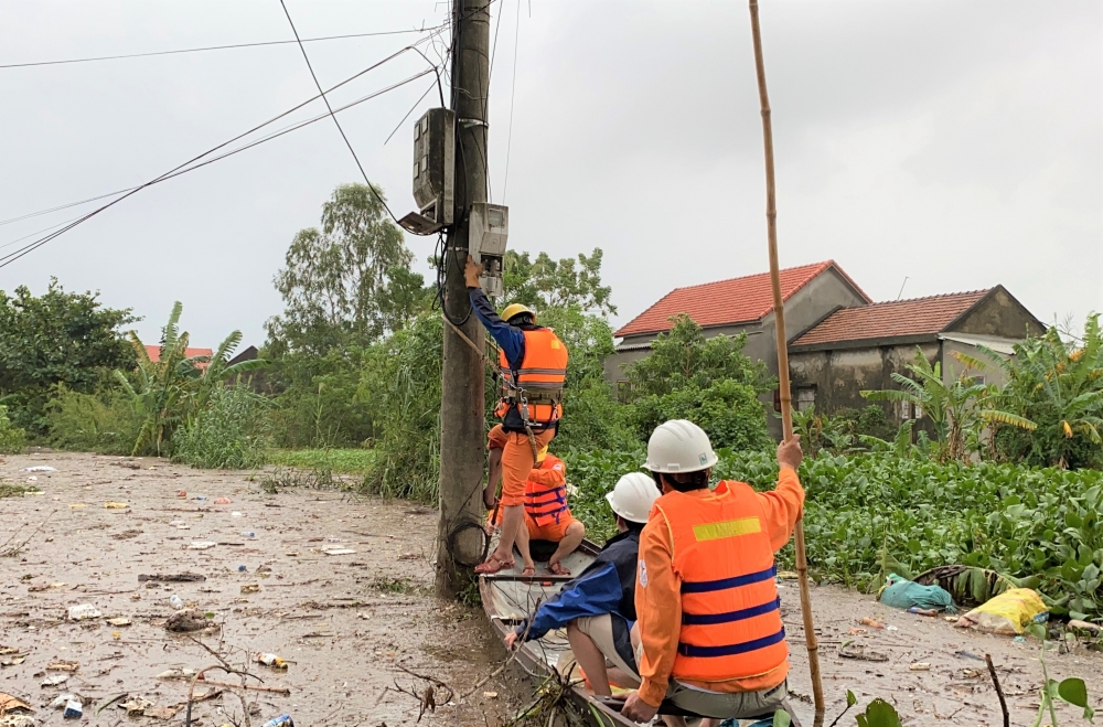 Quảng Bình: Mưa to giao thông chia cắt, nhiều hồ chứa có nguy cơ mất an toàn