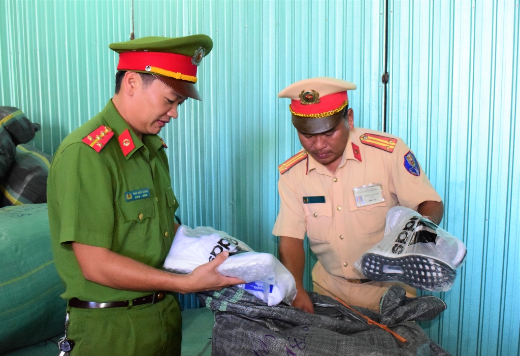 thua thien hue phat hien 2 xe o to cho hang hoa khong ro nguon goc