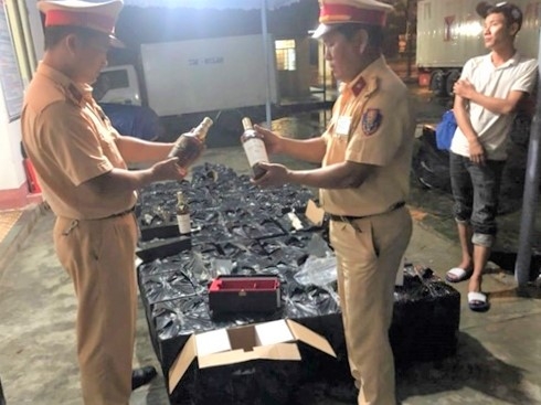 Miền Trung: Liên tiếp bắt giữ rượu ngoại nhập lậu số lượng “khủng” từ trước đến nay mien trung lien tiep bat giu ruou ngoai nhap lau so luong khung tu truoc den nay