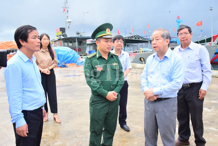 Thừa Thiên Huế: Thăm hỏi, tặng quà các gia đình bị thiệt hại nặng nề trong cơn “đại hồng thủy” lịch sử 1999 thua thien hue tham hoi tang qua cac gia dinh bi thiet hai nang ne trong con dai hong thuy lich su 1999