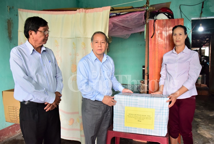 Thừa Thiên Huế: Thăm hỏi, tặng quà các gia đình bị thiệt hại nặng nề trong cơn “đại hồng thủy” lịch sử 1999 thua thien hue tham hoi tang qua cac gia dinh bi thiet hai nang ne trong con dai hong thuy lich su 1999