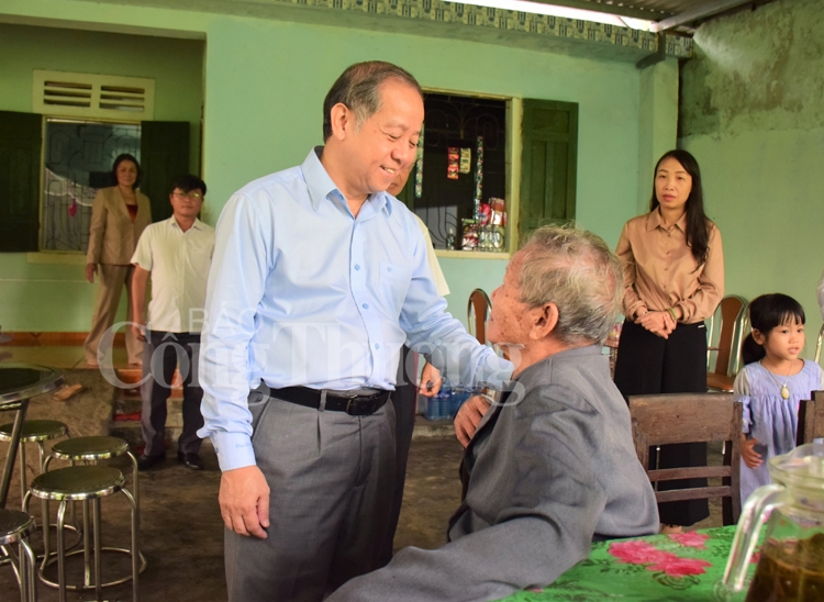 Thừa Thiên Huế: Thăm hỏi, tặng quà các gia đình bị thiệt hại nặng nề trong cơn “đại hồng thủy” lịch sử 1999 thua thien hue tham hoi tang qua cac gia dinh bi thiet hai nang ne trong con dai hong thuy lich su 1999
