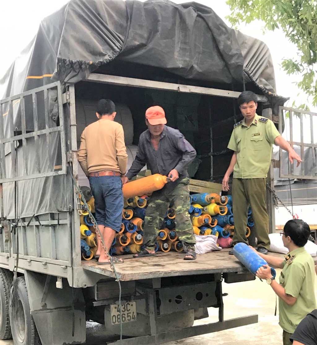 Quảng Bình: Bắt giữ 100 bình chứa khí gây cười N2O quang binh bat giu 100 binh chua khi gay cuoi n2o
