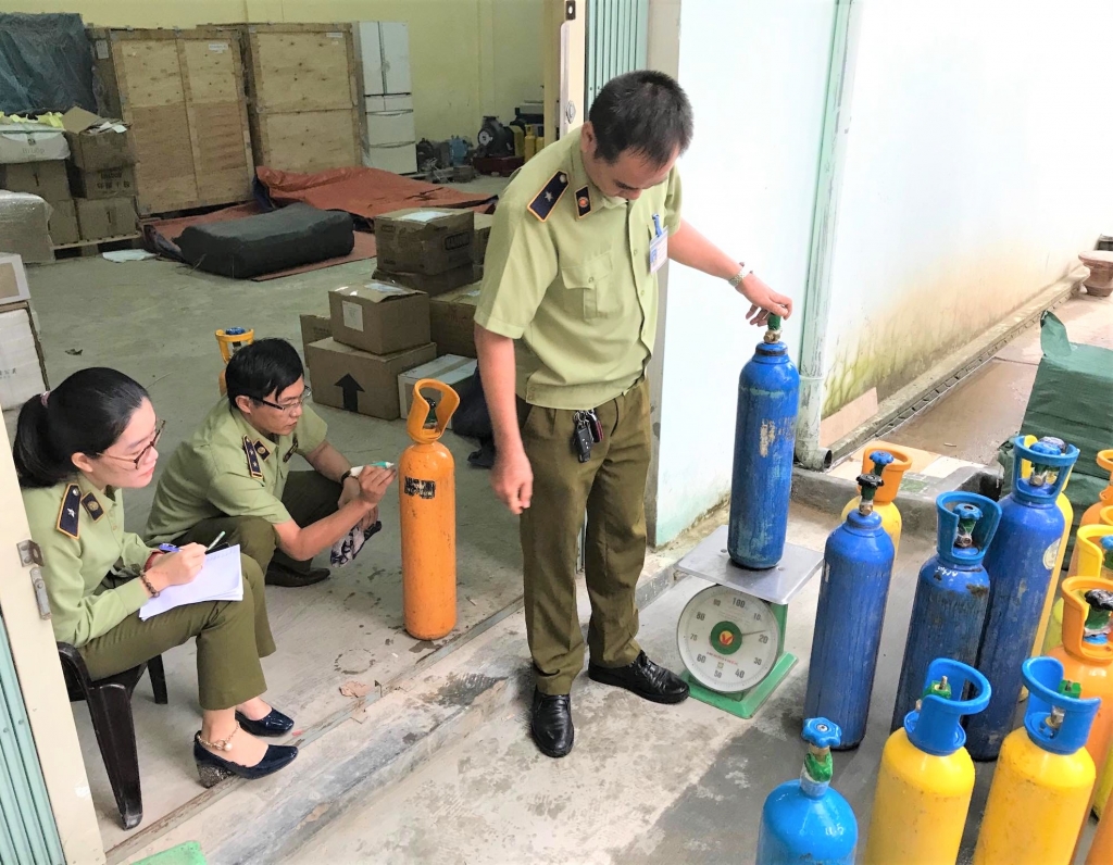 Quảng Bình: Bắt giữ 100 bình chứa khí gây cười N2O quang binh bat giu 100 binh chua khi gay cuoi n2o
