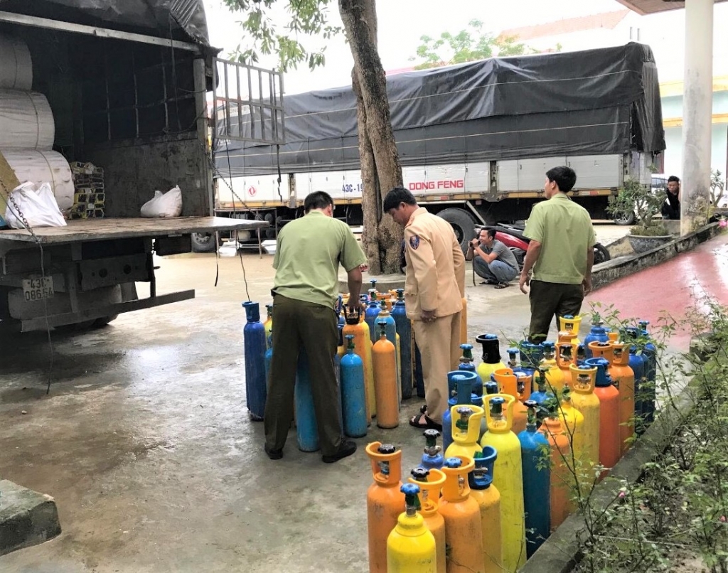 Quảng Bình: Bắt giữ 100 bình chứa khí gây cười N2O quang binh bat giu 100 binh chua khi gay cuoi n2o