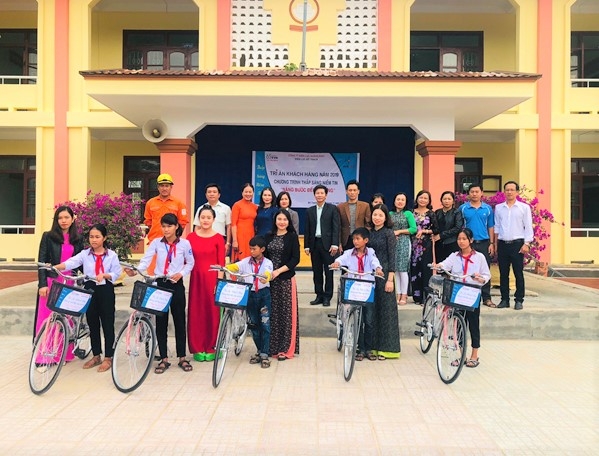 Quảng Bình: Ngành điện đồng hành với các em học sinh nghèo hiếu học quang binh nganh dien dong hanh voi cac em hoc sinh ngheo hieu hoc