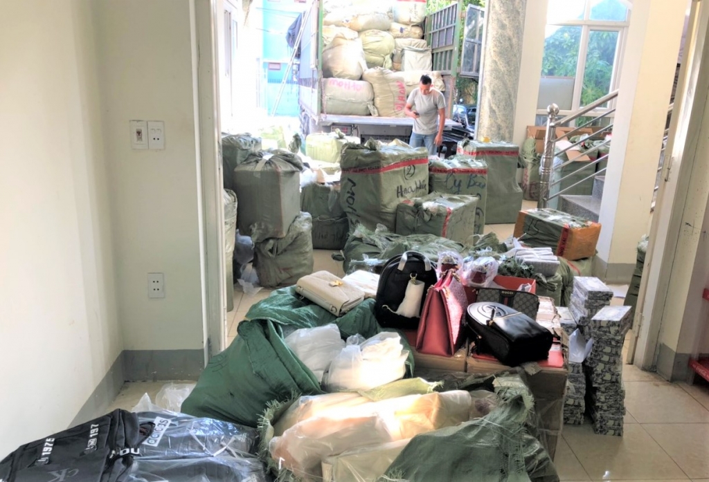 Quảng Bình: Bắt giữ số lượng lớn sữa chua, túi xách không rõ nguồn gốc quang binh bat giu so luong lon sua chua tui xach khong ro nguon goc