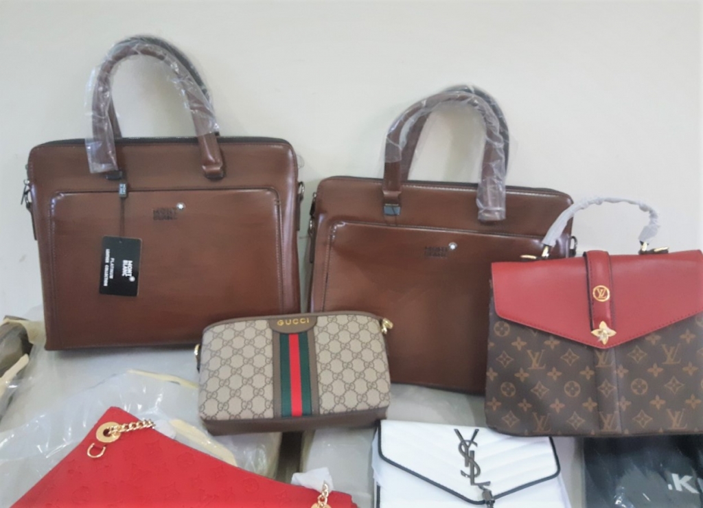 Quảng Bình: Bắt giữ số lượng lớn sữa chua, túi xách không rõ nguồn gốc quang binh bat giu so luong lon sua chua tui xach khong ro nguon goc