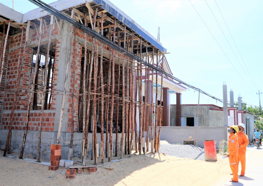 Ngành điện Quảng Bình: Tăng cường kiểm tra, xử phạt nhằm đảm bảo an toàn hành lang lưới điện