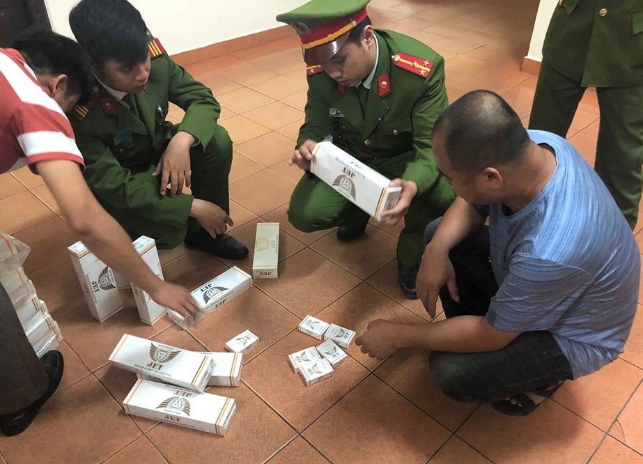 Bắt giữ 15.000 gói thuốc lá Jet nhập lậu bat giu 15000 goi thuoc la jet nhap lau