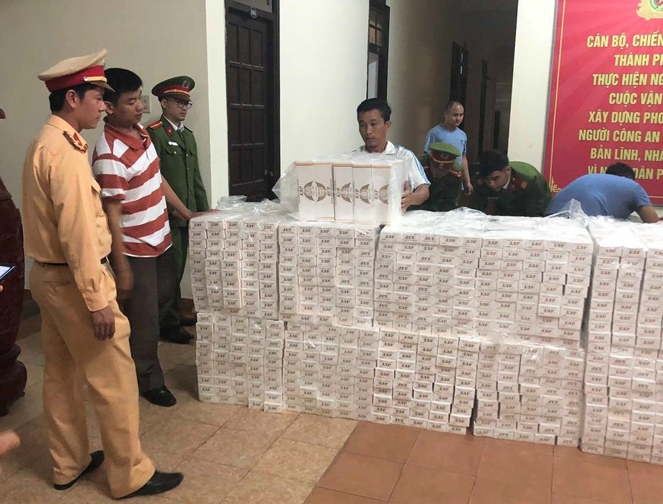 Bắt giữ 15.000 gói thuốc lá Jet nhập lậu bat giu 15000 goi thuoc la jet nhap lau