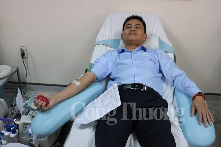 PC Thừa Thiên Huế: hơn 50 cán bộ công nhân viên tham gia hiến máu Tuần lễ hồng EVN lần thứ 4 pc thua thien hue hon 50 can bo cong nhan vien tham gia hien mau tuan le hong evn lan thu 4