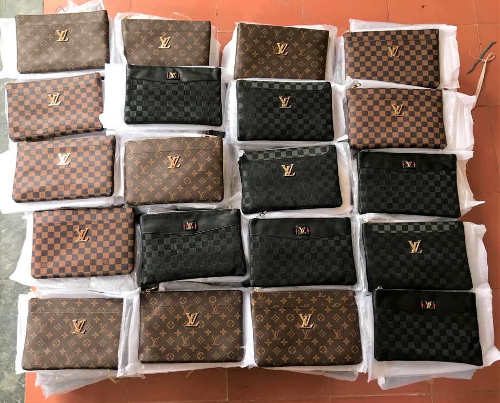 Quảng Bình: Hơn 300 túi xách, ví cầm tay giả mạo nhãn hiệu bị tạm giữ quang binh hon 300 tui xach vi cam tay gia mao nhan hieu bi tam giu