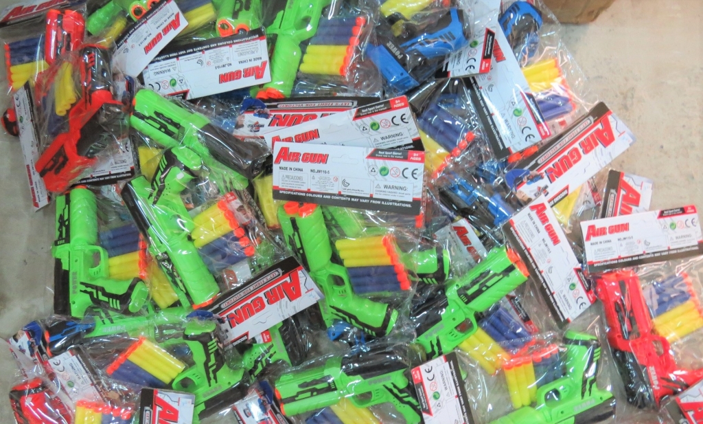 Quảng Bình: Thu giữ hàng trăm chai rượu ngoại, đồ chơi trẻ em nguy hiểm quang binh thu giu hang tram chai ruou ngoai do choi tre em nguy hiem