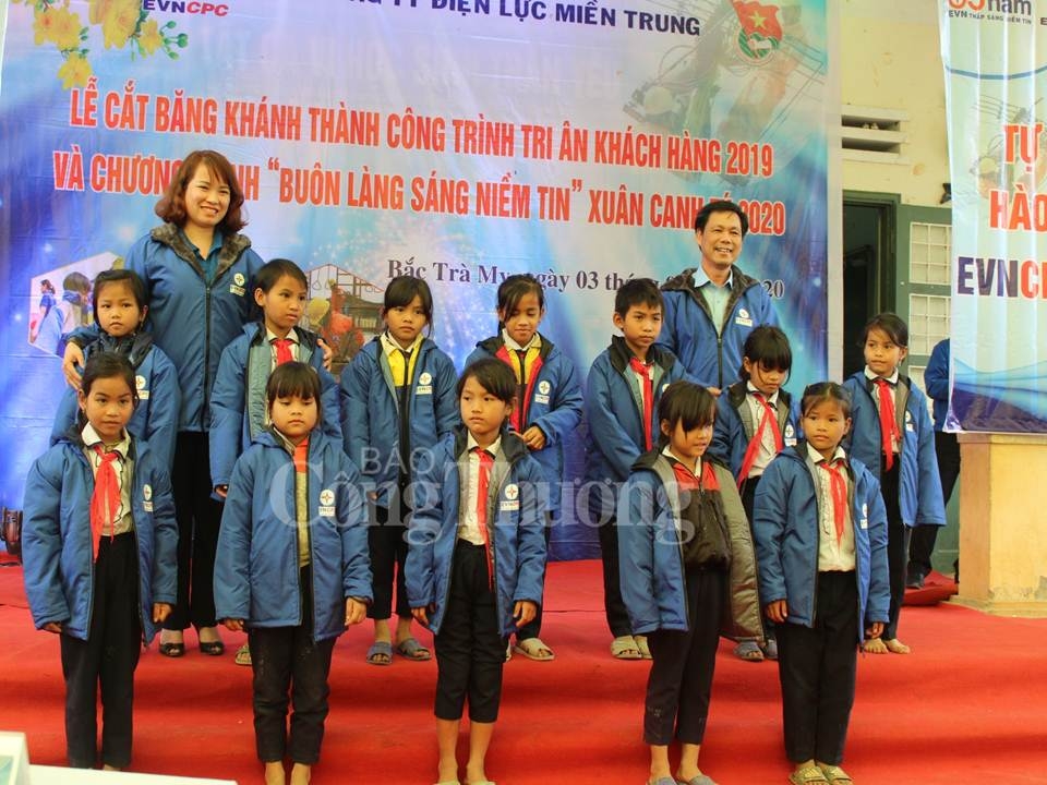 EVNCPC: Mang yêu thương đến với bà con vùng cao Quảng Nam dịp Xuân về evncpc mang yeu thuong den voi ba con vung cao quang nam dip xuan ve