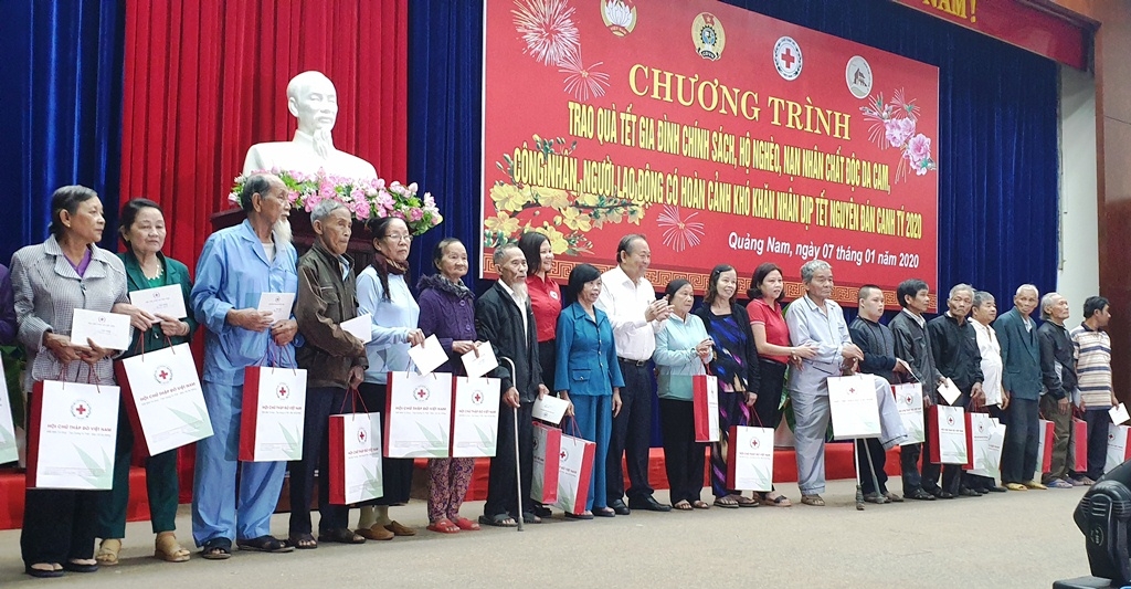 pho thu tuong thuong truc truong hoa binh tham va tang qua tet tai tinh quang nam