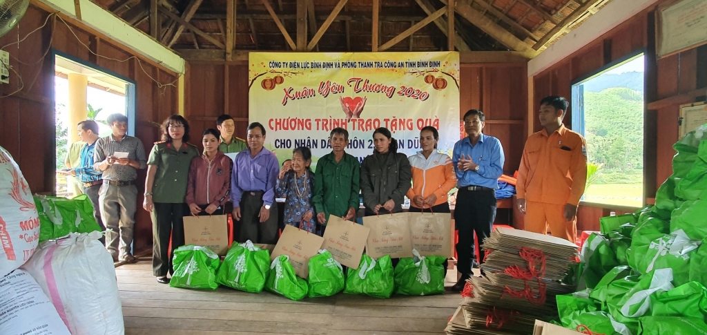 pc binh dinh mang khong khi tet den voi dong bao dan toc