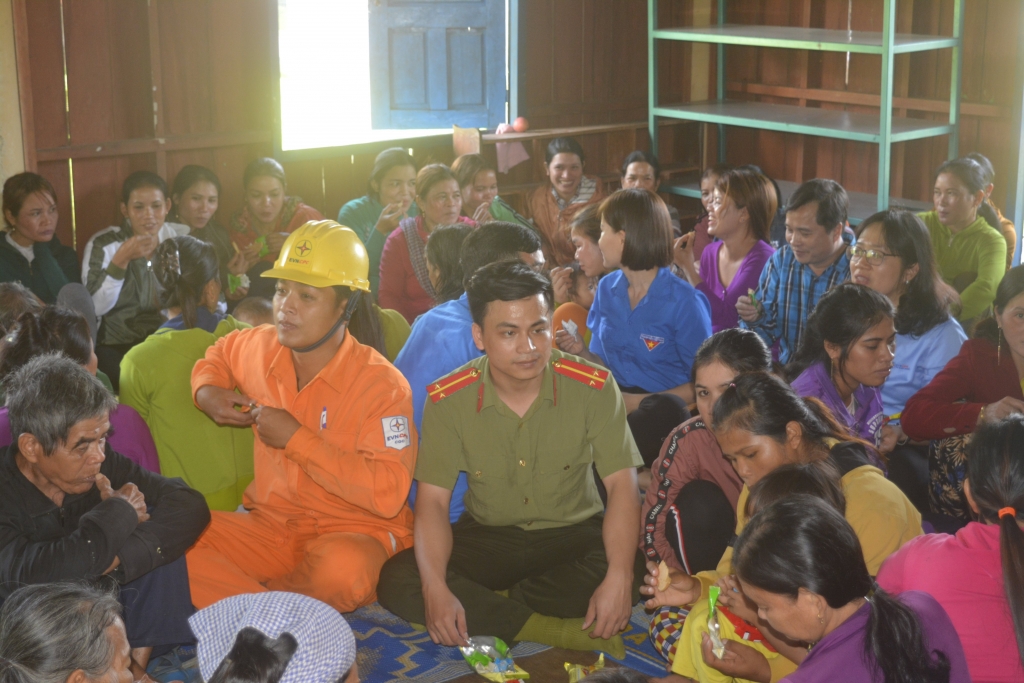pc binh dinh mang khong khi tet den voi dong bao dan toc