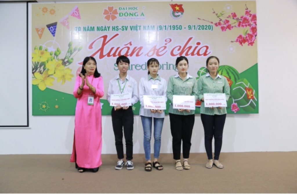“Xuân sẻ chia” mang 238 vé xe Tết đến sinh viên khó khăn 16 tỉnh miền Trung xuan se chia mang 238 ve xe tet den sinh vien kho khan 16 tinh mien trung